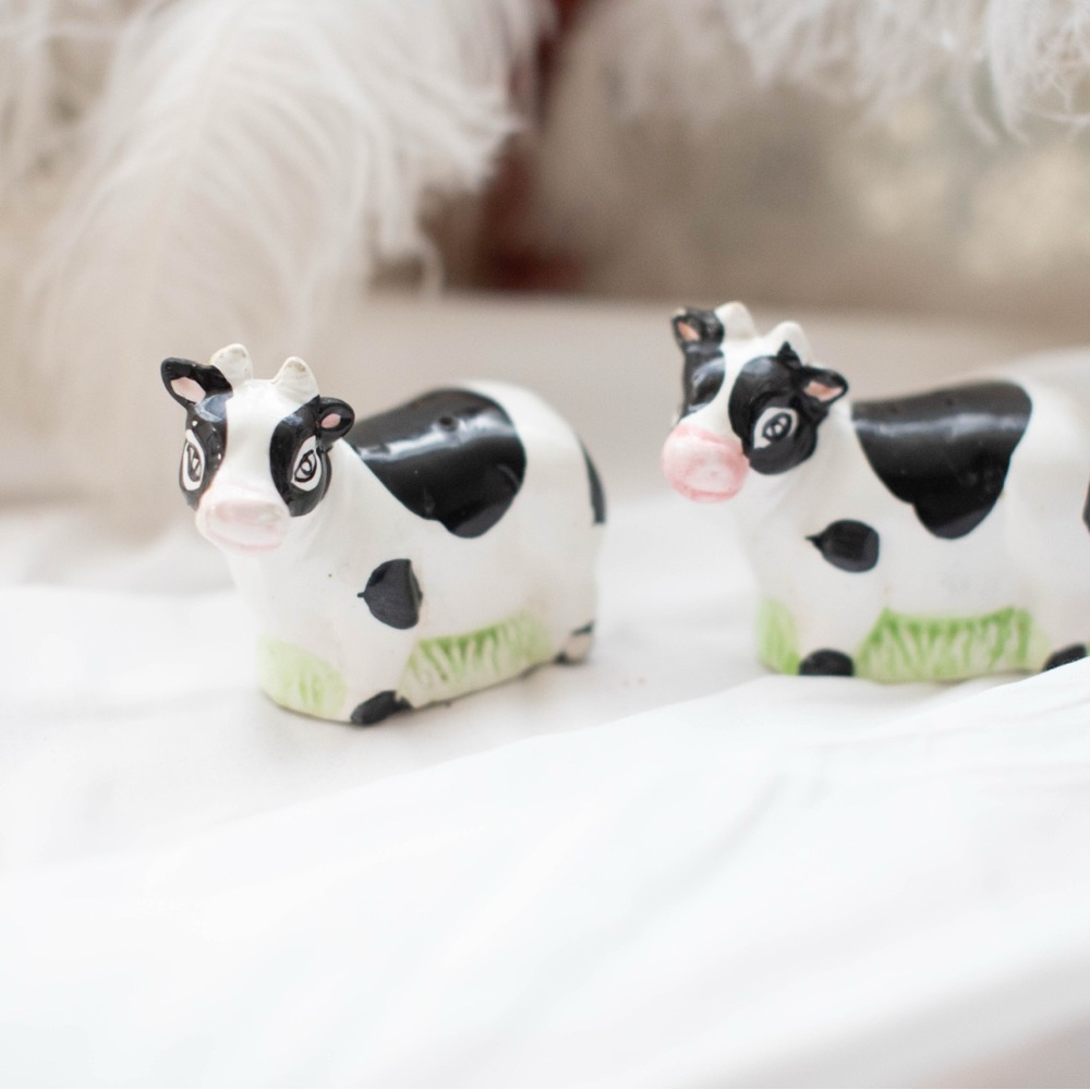 Cute Fat Cow Salt and Pepper Shakers